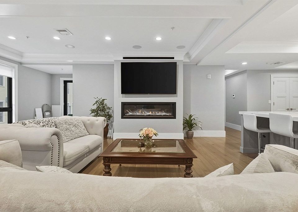1st image of 159 Salem St APT 3