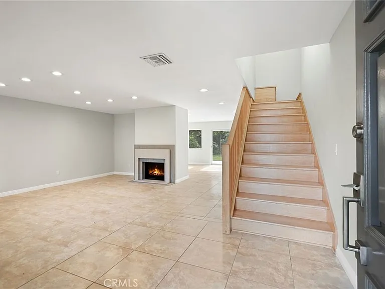 6215 Hesperia Ave — Photo 4