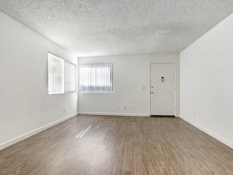Country Club Apartments — Photo 58