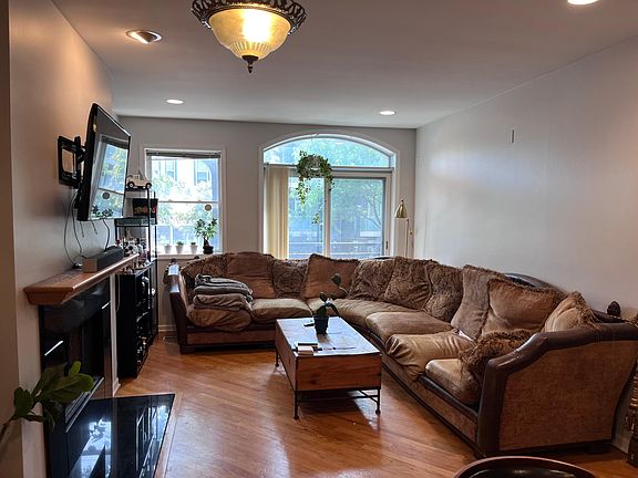 2nd image of 1434 W Diversey Pkwy #1