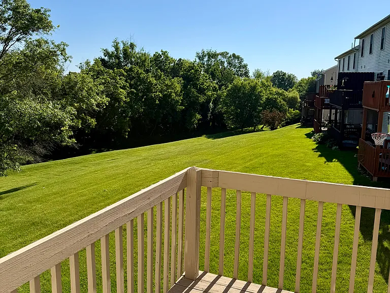 105 Acorn Ln — Photo 2