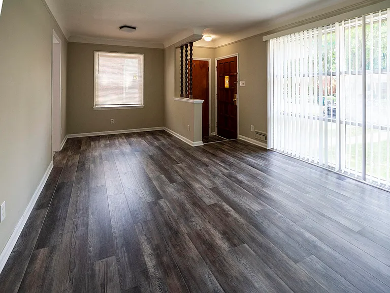 2631 Woodside St — Photo 4