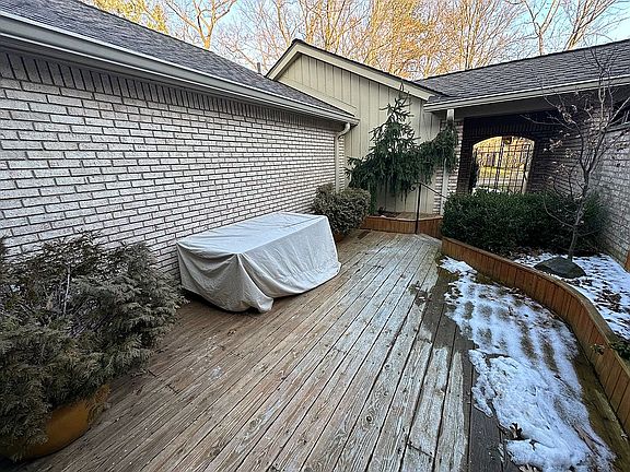 5th image of 1137 Meadowglen Ct #129