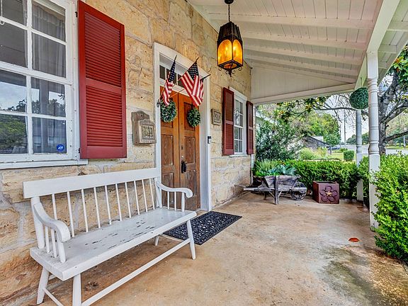 3rd image of 511 W San Antonio St
