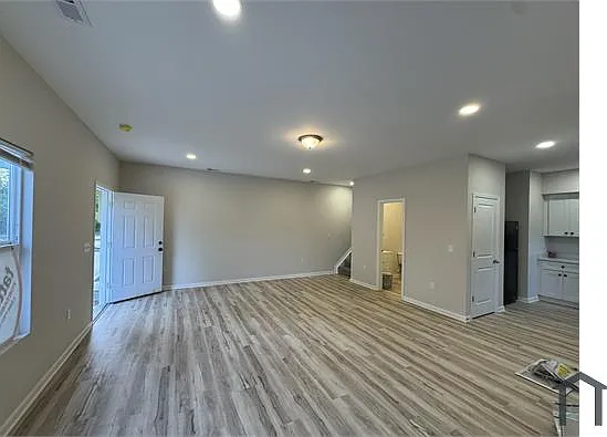 2977 E 8th Ave — Photo 2