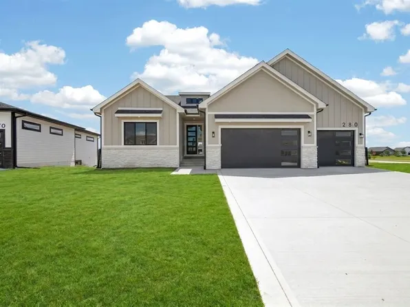 280 NW Copperleaf Ct, Waukee, IA 50263