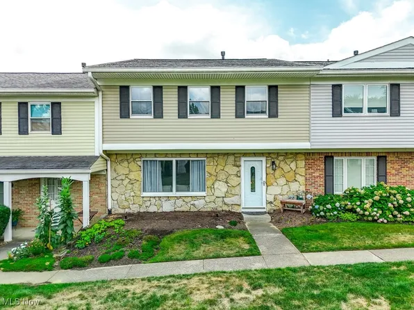 2077 Beechtree Dr #67, Uniontown, OH 44685