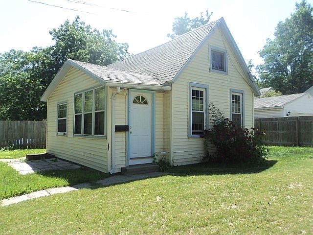 1st image of 3209 Laird Ave