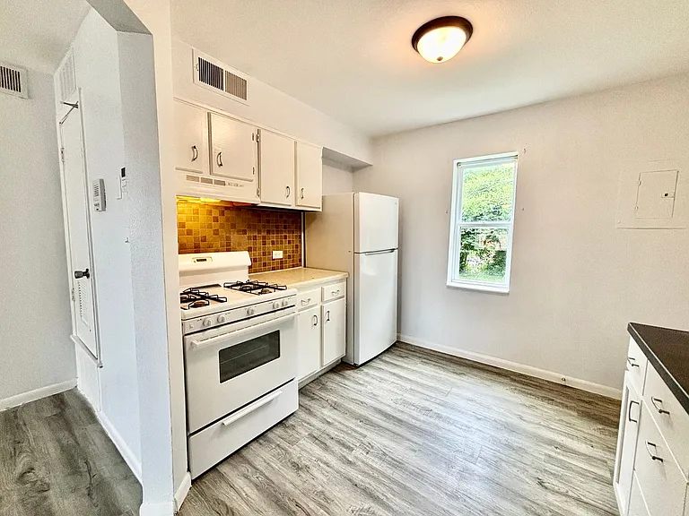 82 West — Photo 7