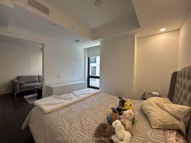 340 Queen St #810 — Photo 9