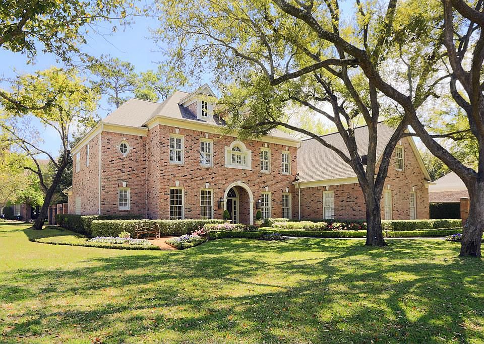 Oversized Lot 23,635 sq.ft Huge towering trees