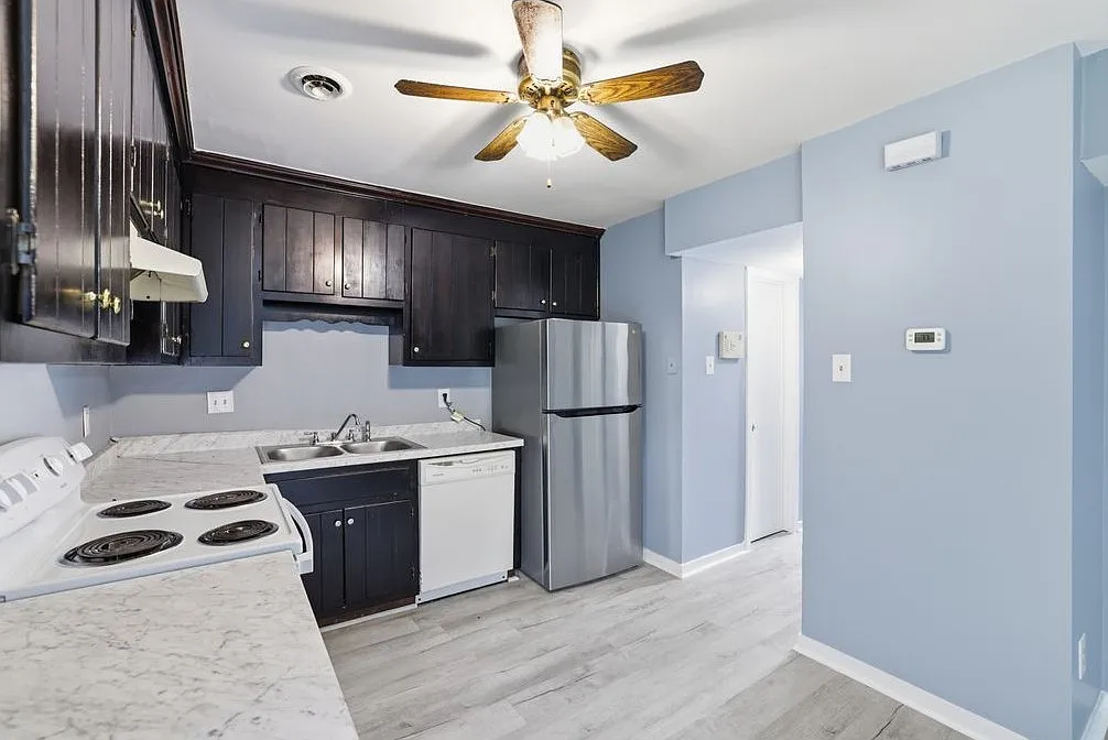 222 Knightsmanor Ct — Photo 1