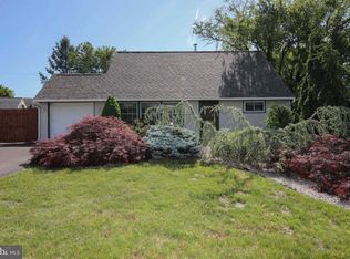 19 Juniper Dr, Levittown, PA 19056