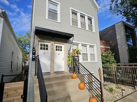 2652 N Marshfield Ave, Chicago, IL