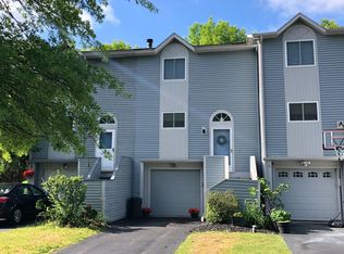 140 Iron Oak Cir, Liverpool, NY 13088