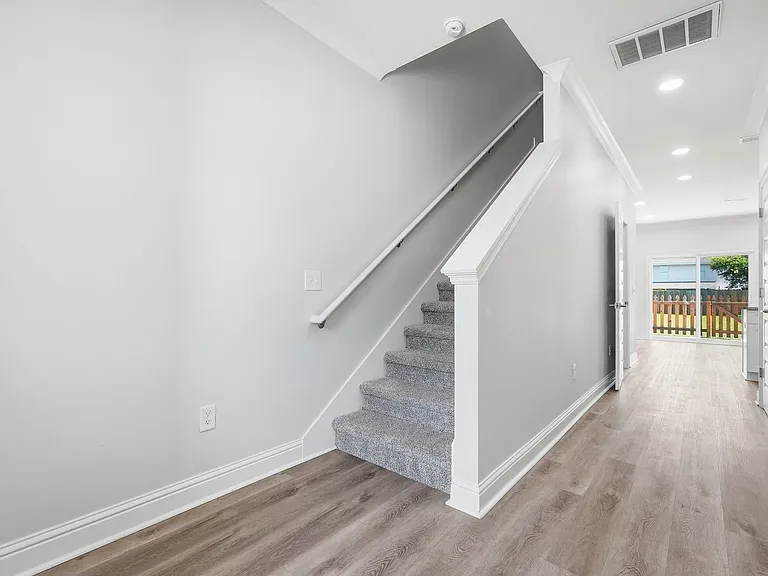 699 Woodlawn Ave NW — Photo 3