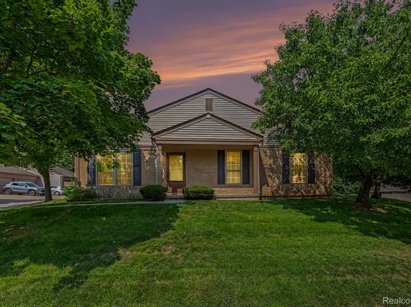 3150 Hidden Ridge Dr, Waterford, MI 48328