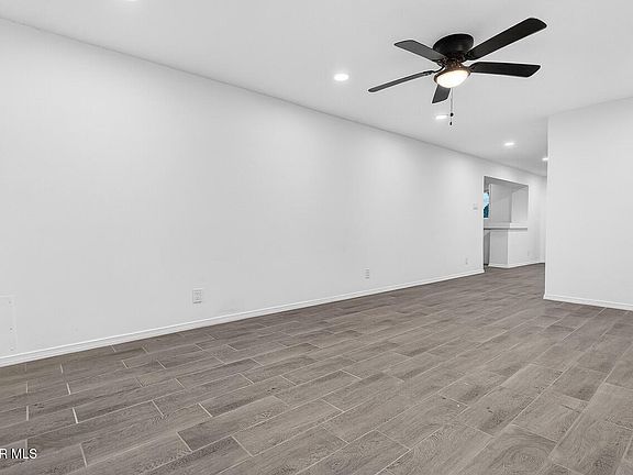 5th image of 990 Gloria St