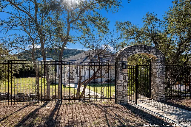 3 bed, 4.0 bath, 3668 sqft, $6,500 — Photo 4