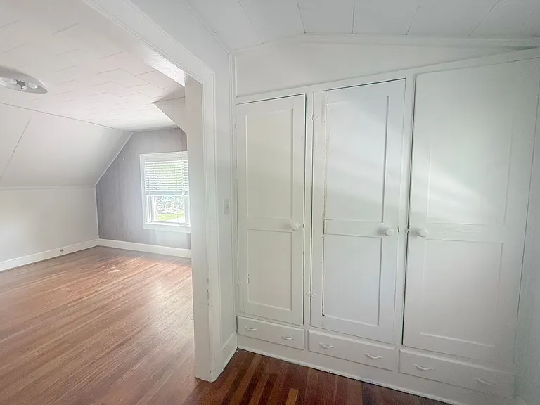 100 Davis Ave — Photo 21