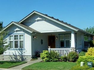 908 SW Schaefers Ln, Grants Pass, OR 97526