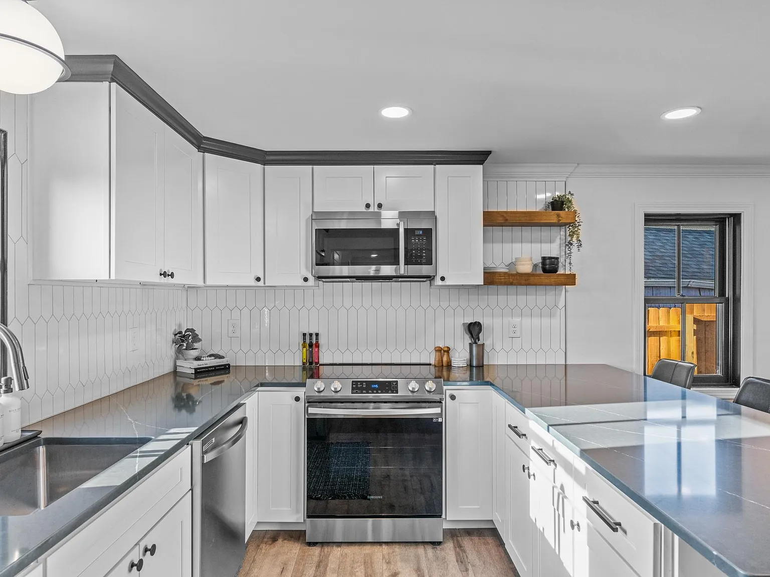 2 bed, 2.5 bath, 1500 sqft, $3,900 — Photo 2
