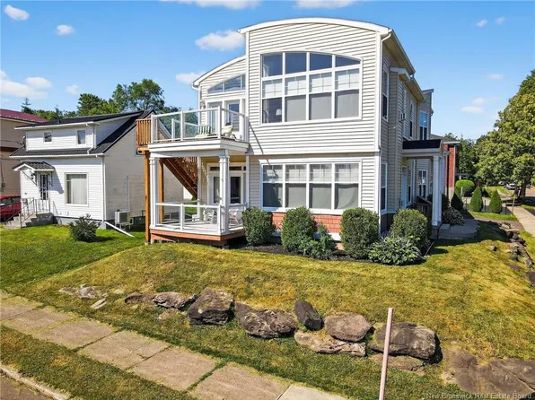 94 Newton St #B, Moncton, NB E1E 3A4