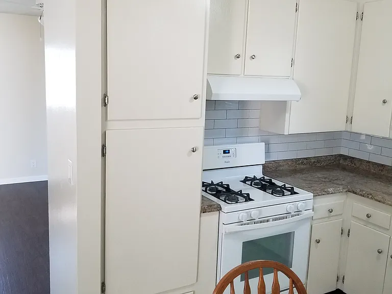 515 Warwick Dr — Photo 6