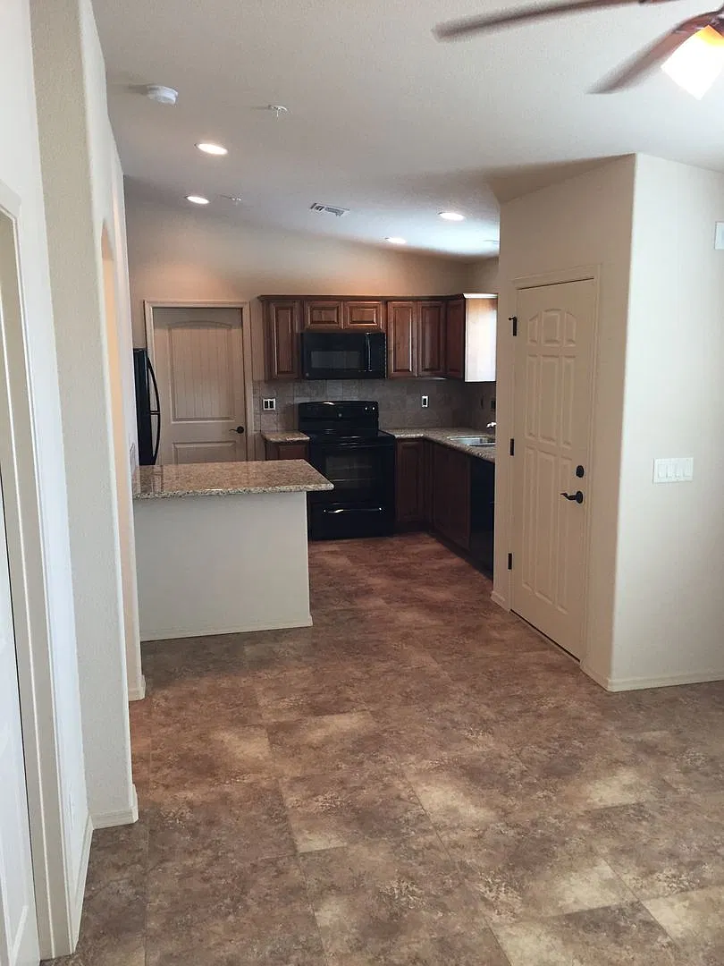 Unfurnished Long Term !! One Month Free Rent !! — Photo 4