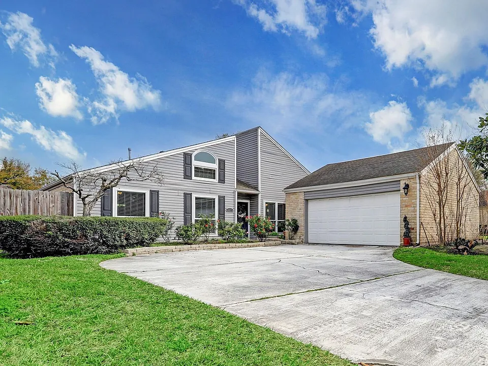 2235 Round Lake Dr