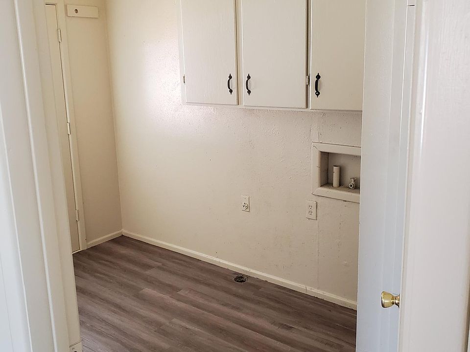 1st image of 502 Elm St