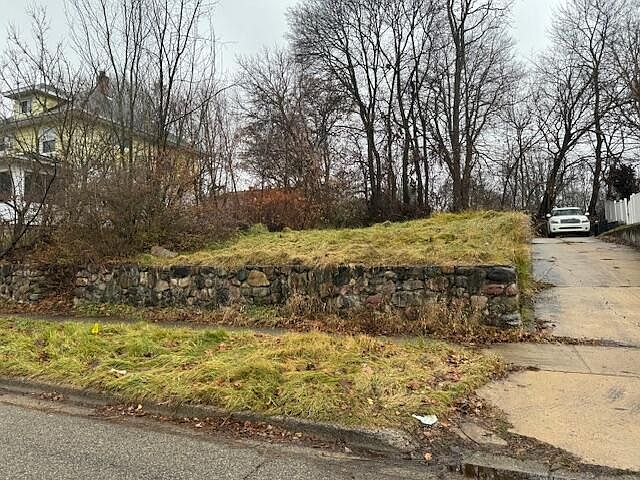 2nd image of 912 Orchard Pl