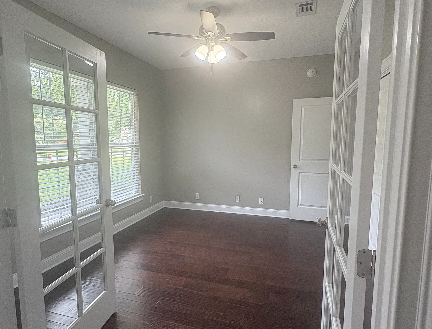 Beautiful 4 bedroom with large backyard - dog friendly! — Photo 1