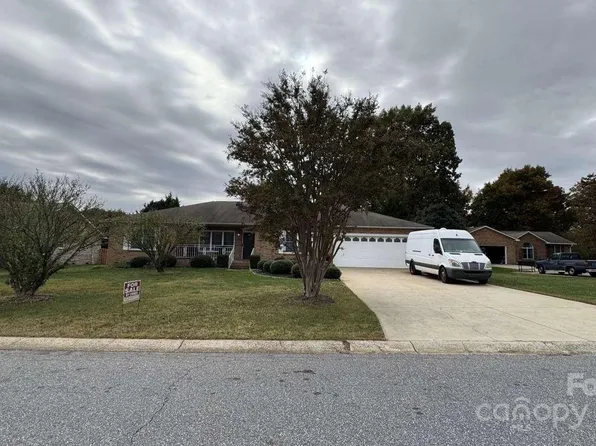 5183 Olde School Dr, Hickory, NC 28602