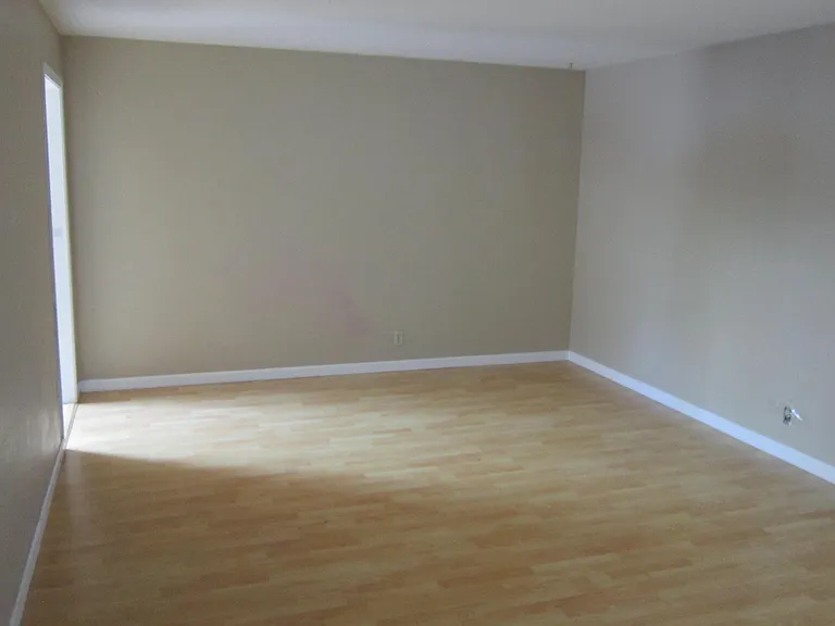 32215 Glenbrook St — Photo 10