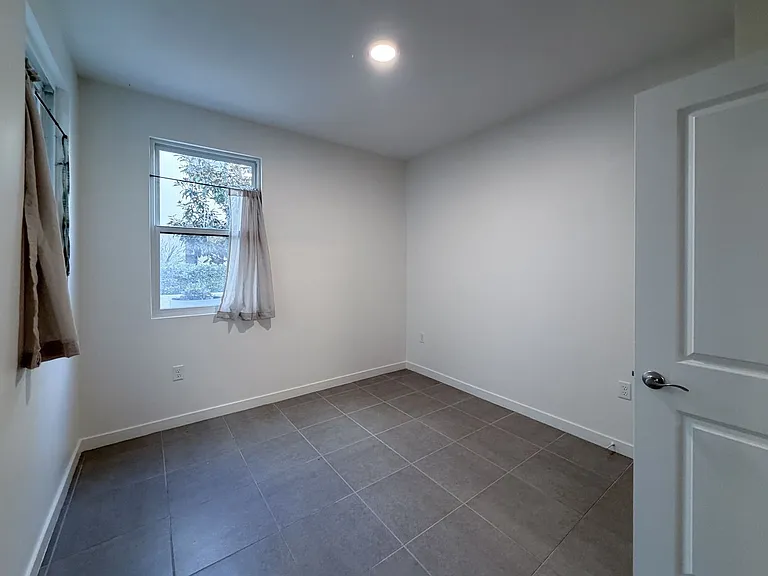 1568 E Thompson Blvd — Photo 20