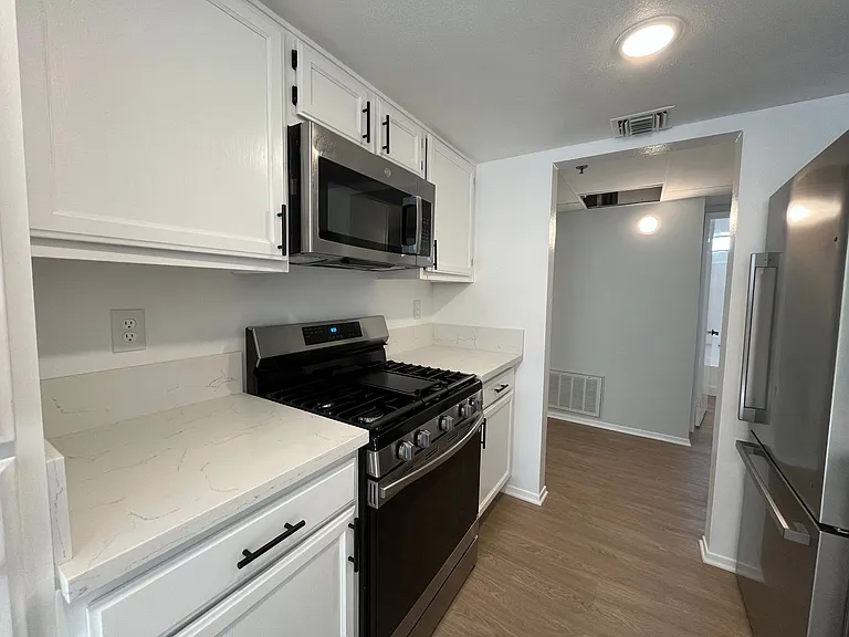 10755 Kling Street — Photo 23