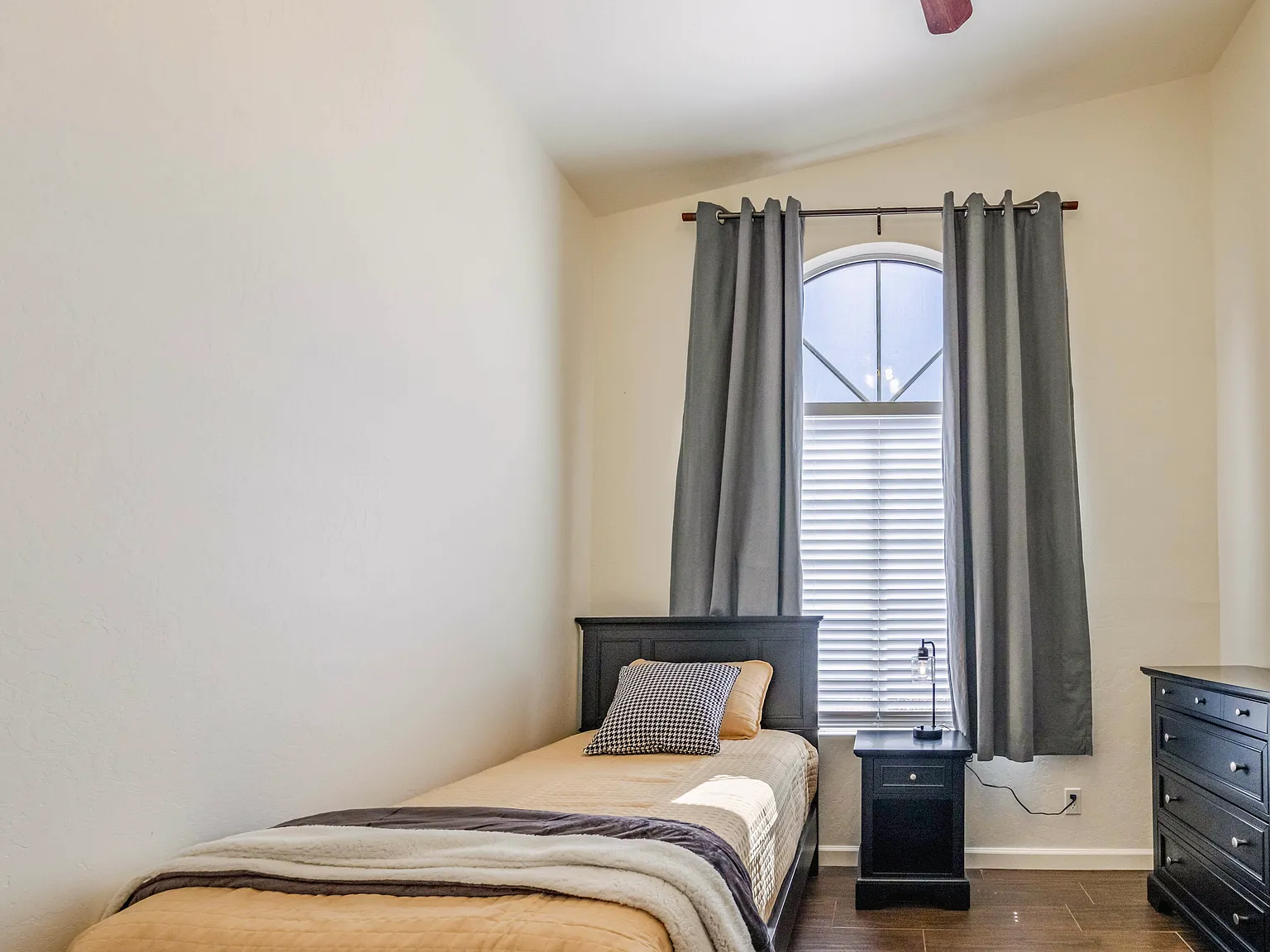 4 bed, 3.0 bath, 2297 sqft, $806 — Photo 1