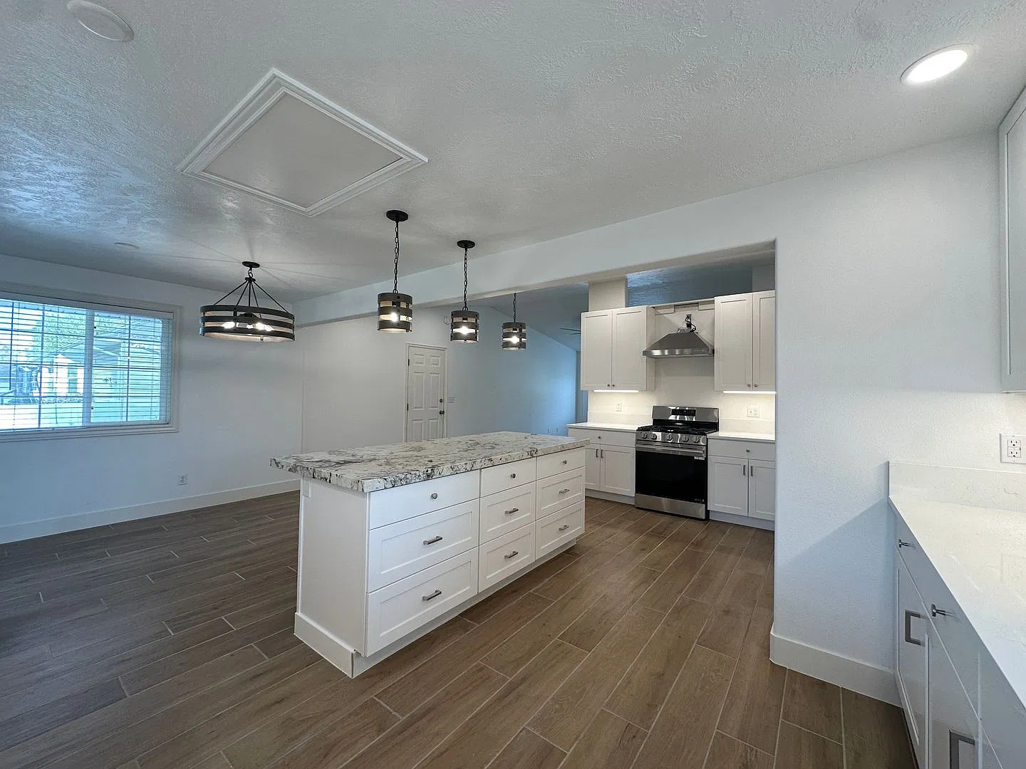 5 Bedrooms, Gorgeous Kitchen & Your Own Fenced Backyard | For Rent — Photo 4