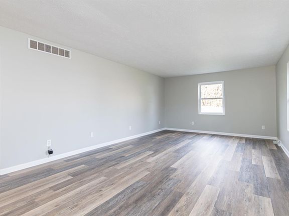 3rd image of 604 Pebble Creek Dr