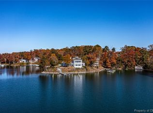 275 Golf Course Dr, Weems, VA 22576