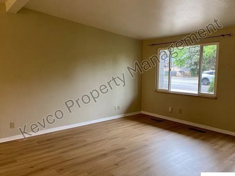 711 W Prospect Rd — Photo 3