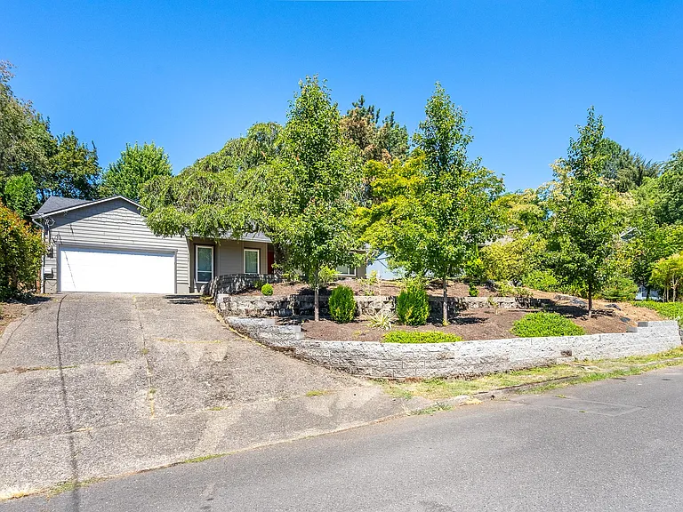 2133 SW Marigold St — Photo 3