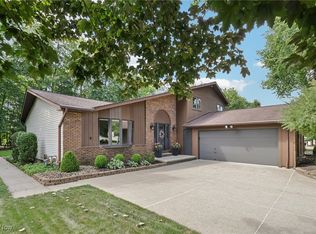 9841 Beechwood Dr, North Royalton, OH