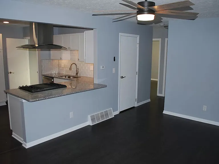 2669 Thorndale Ave — Photo 5