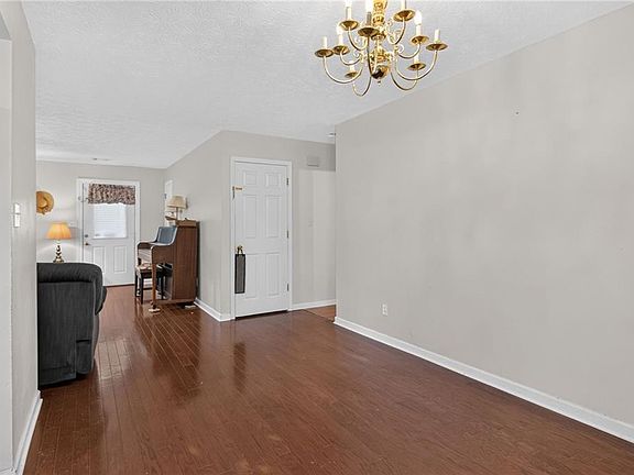 4th image of 506 Creek View Pl