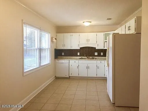306 Sussex Ct — Photo 3