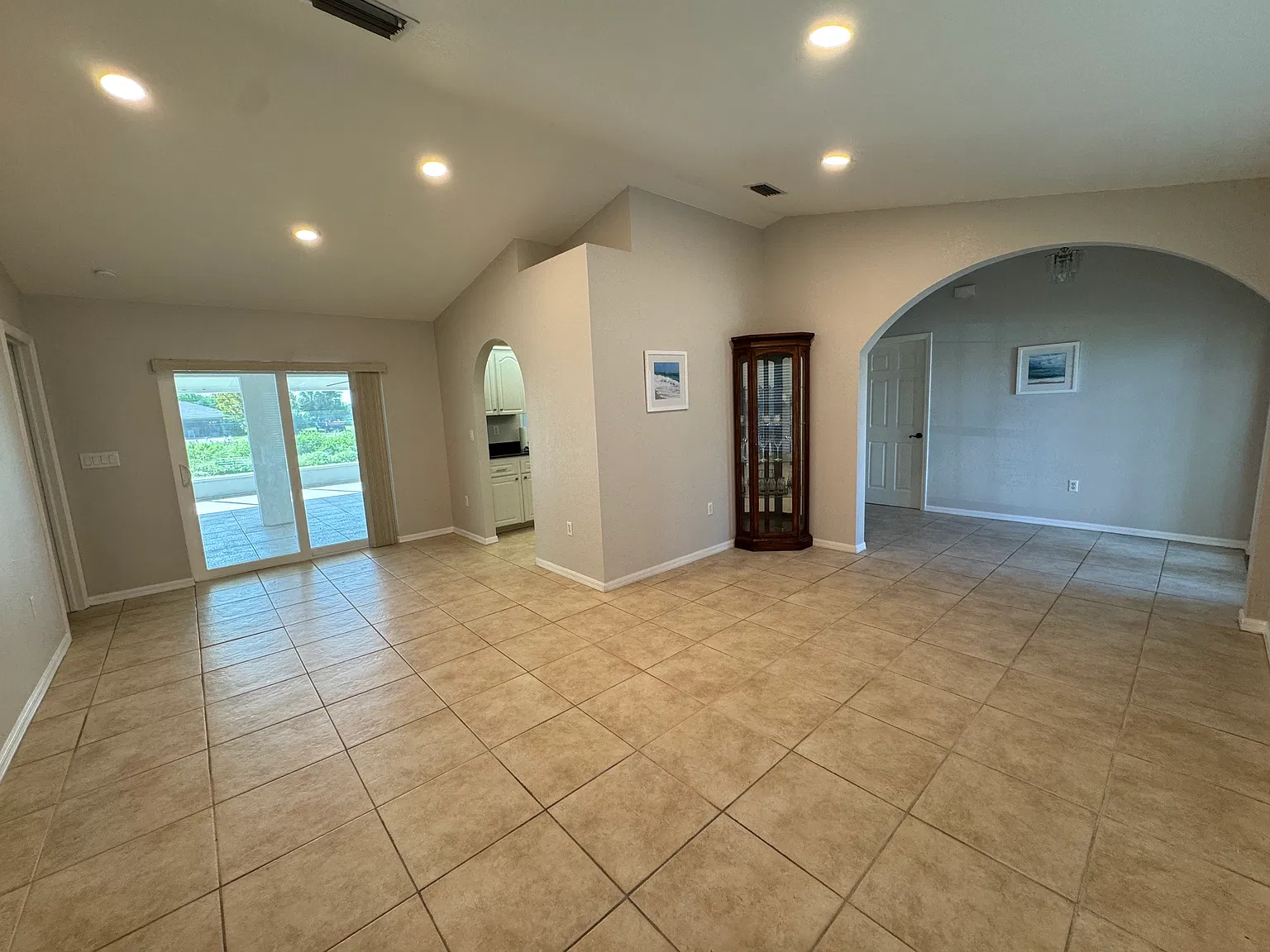 3 bed, 1960 sqft, $2,100 — Photo 3