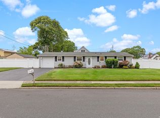 27 Tarkington Rd, Holbrook, NY 11741