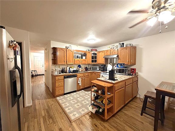 5th image of 164 E Elm St